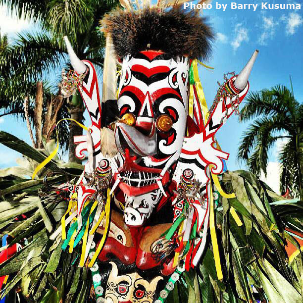 Mengenal lebih dekat Suku Dayak di Pulau Borneo.