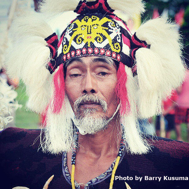 Mengenal lebih dekat Suku Dayak di Pulau Borneo.