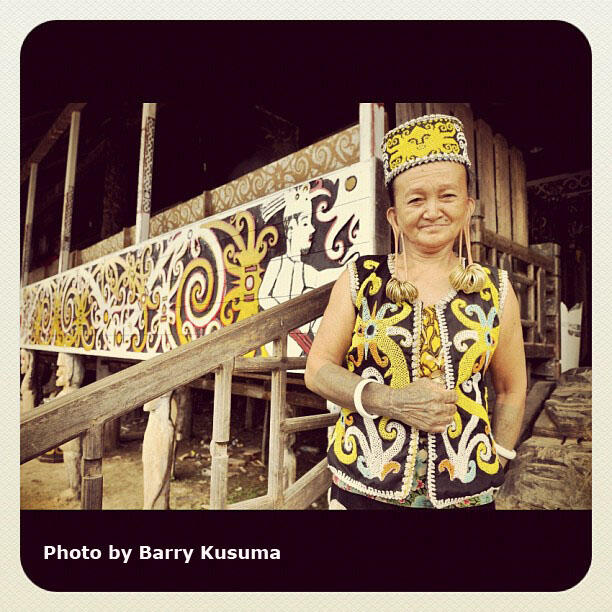 Mengenal lebih dekat Suku Dayak di Pulau Borneo.