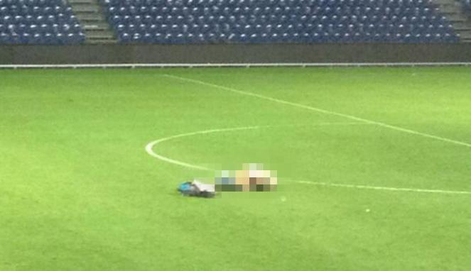 Tim Idola Gagal Menang, Suporter Mesum di Tengah Lapangan