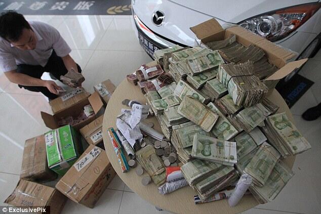 Akibat depresiasi kurs, harga mobil Rp272 juta dibayar dengan 10 kardus uang kertas