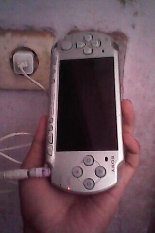 JUAL/BARTER/TUKER TAMBAH PSP SLIM 2000 ICE SILVER 8GB FULLGAME
