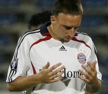 Frank Ribery! Muslim Pertama yg mendapatkan penghargaan UEFA Best Player