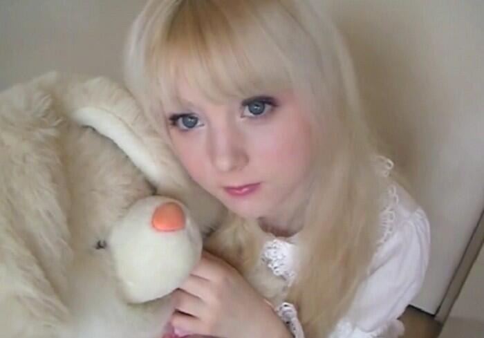 Gadis Remaja yang Bercita-cita Jadi Boneka