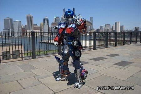 Kostum Transformer dari barang Rongsokan Gan