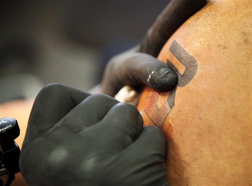 Unik, Karyawan Wajib Tato Tubuhnya Jika Ingin Nak Gaji