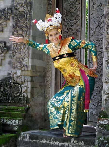 ( DUKUNG MISS WORLD ) BUDAYA INDONESIA DI PENTAS DUNIA INTERNASIONAL