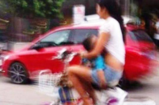 &#91;FOTO&#93; Wanita di China Naik Motor Sambil Menyusui Anaknya! percaya tidak..??