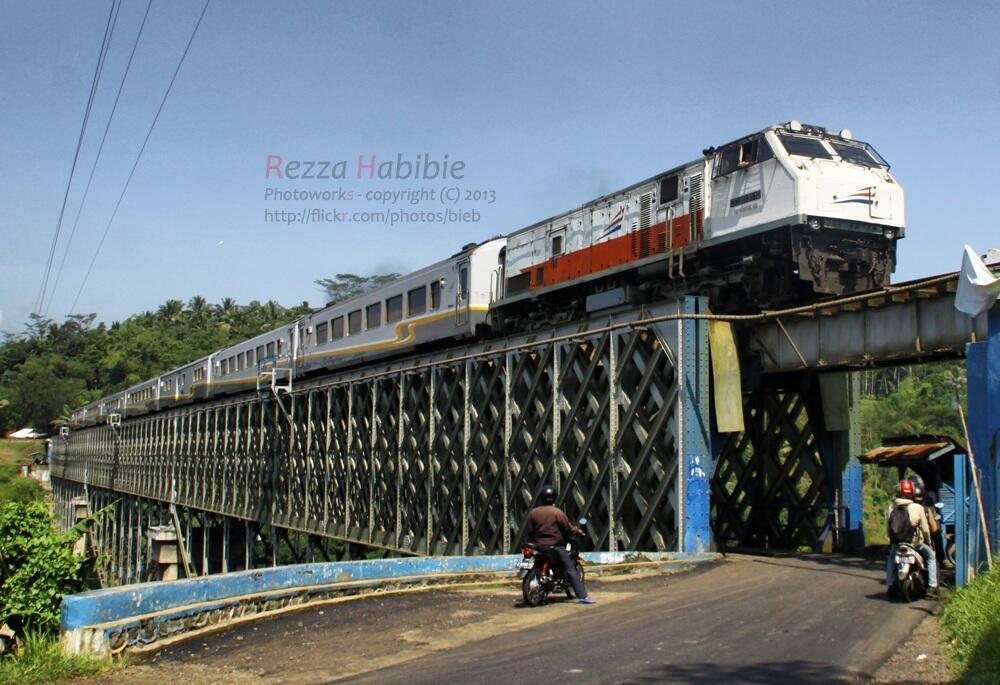 6 jalur kereta api paling mendebarkan sekaligus pemandangannya