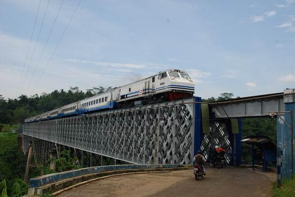 6 jalur kereta api paling mendebarkan sekaligus pemandangannya