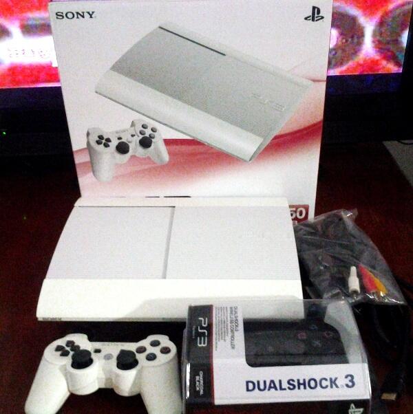 WTS PLAYSTATION PS3 SUPERSLIM WHITE + 4 BD + BANYAK BONUS