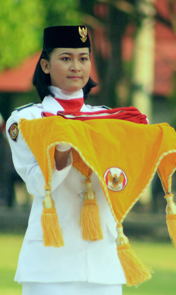 Wanita-wanita Cantik Pembawa Baki Bendera dari Tahun ke Tahun