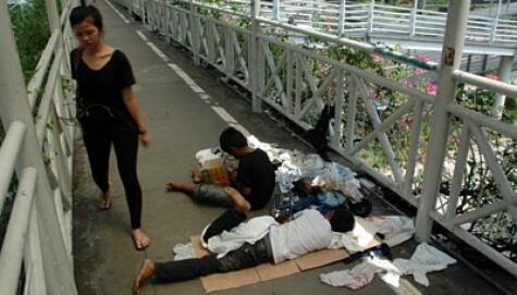 Ketika GBK dan Bandara Soetta Pindah ke Jembatan Penyeberangan (Cuma di Indonesia) 