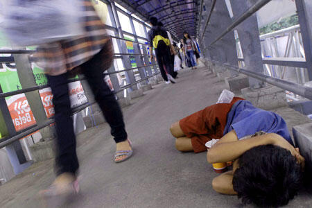 Ketika GBK dan Bandara Soetta Pindah ke Jembatan Penyeberangan (Cuma di Indonesia) 