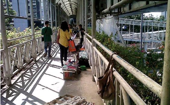 Ketika GBK dan Bandara Soetta Pindah ke Jembatan Penyeberangan (Cuma di Indonesia) 