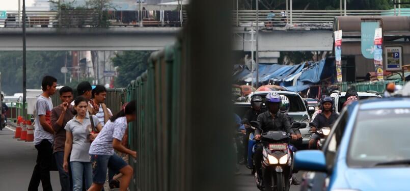 Ketika GBK dan Bandara Soetta Pindah ke Jembatan Penyeberangan (Cuma di Indonesia) 