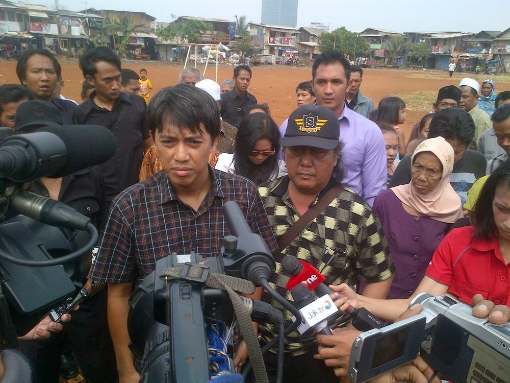 {Warga yg Pro Yayasan Adam Malik} Warga Waduk Ria Rio Kerahkan Ormas FBR untuk Siaga