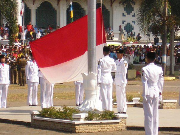 Wanita-wanita Cantik Pembawa Baki Bendera dari Tahun ke Tahun