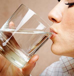 Minum Air Terlalu Banyak Berakibat Buruk Bagi Kesehatan