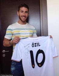 Hadiah Perpisahan Ozil untuk Sergio Ramos