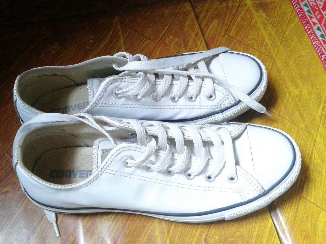 Terjual sepatu  converse  original kulit  warna putih KASKUS