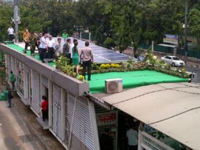 &#91;GO GREEN&#93; Halte TransJakarta Bertenaga Surya pertama di Indonesia 