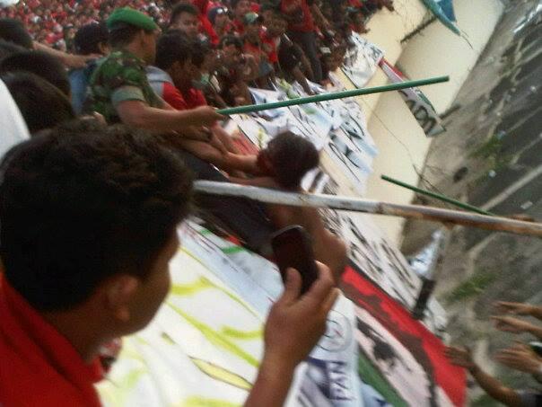 Kerusuhan pecah di Stadion Manahan