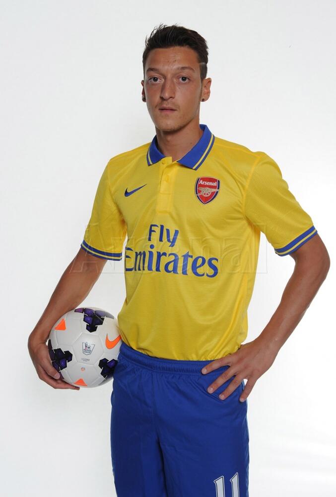 Foto Pertama Ozil Berseragam Arsenal