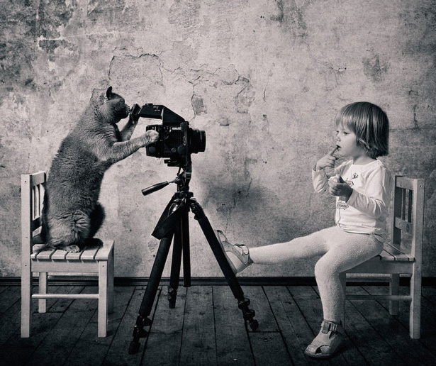 Fotografi Persahabatan Kucing dan Anak Kecil