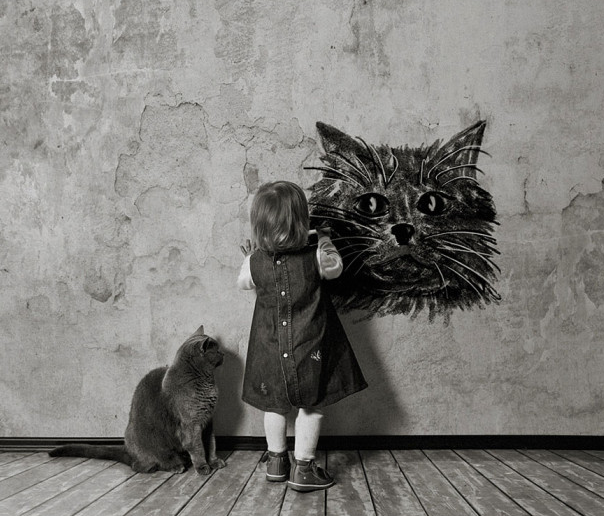Fotografi Persahabatan Kucing dan Anak Kecil