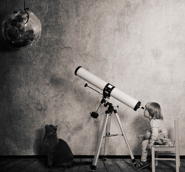 Fotografi Persahabatan Kucing dan Anak Kecil