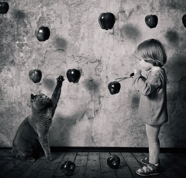 Fotografi Persahabatan Kucing dan Anak Kecil