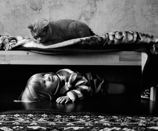 Fotografi Persahabatan Kucing dan Anak Kecil