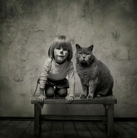 Fotografi Persahabatan Kucing dan Anak Kecil