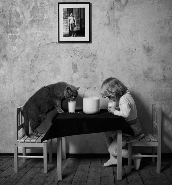 Fotografi Persahabatan Kucing dan Anak Kecil
