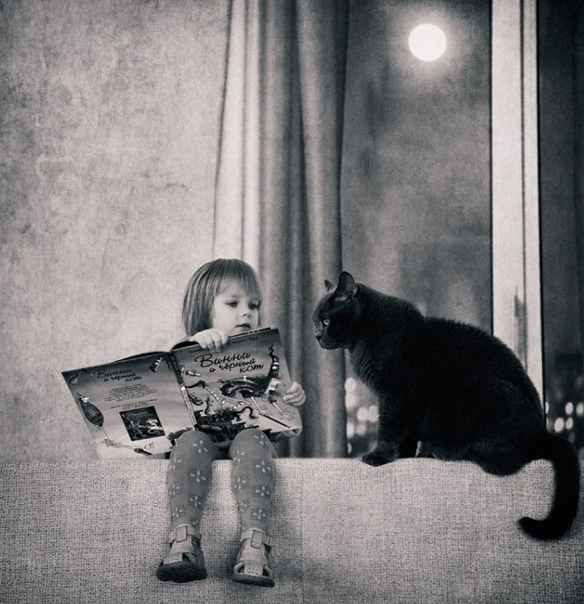 Fotografi Persahabatan Kucing dan Anak Kecil