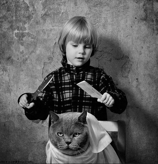 Fotografi Persahabatan Kucing dan Anak Kecil
