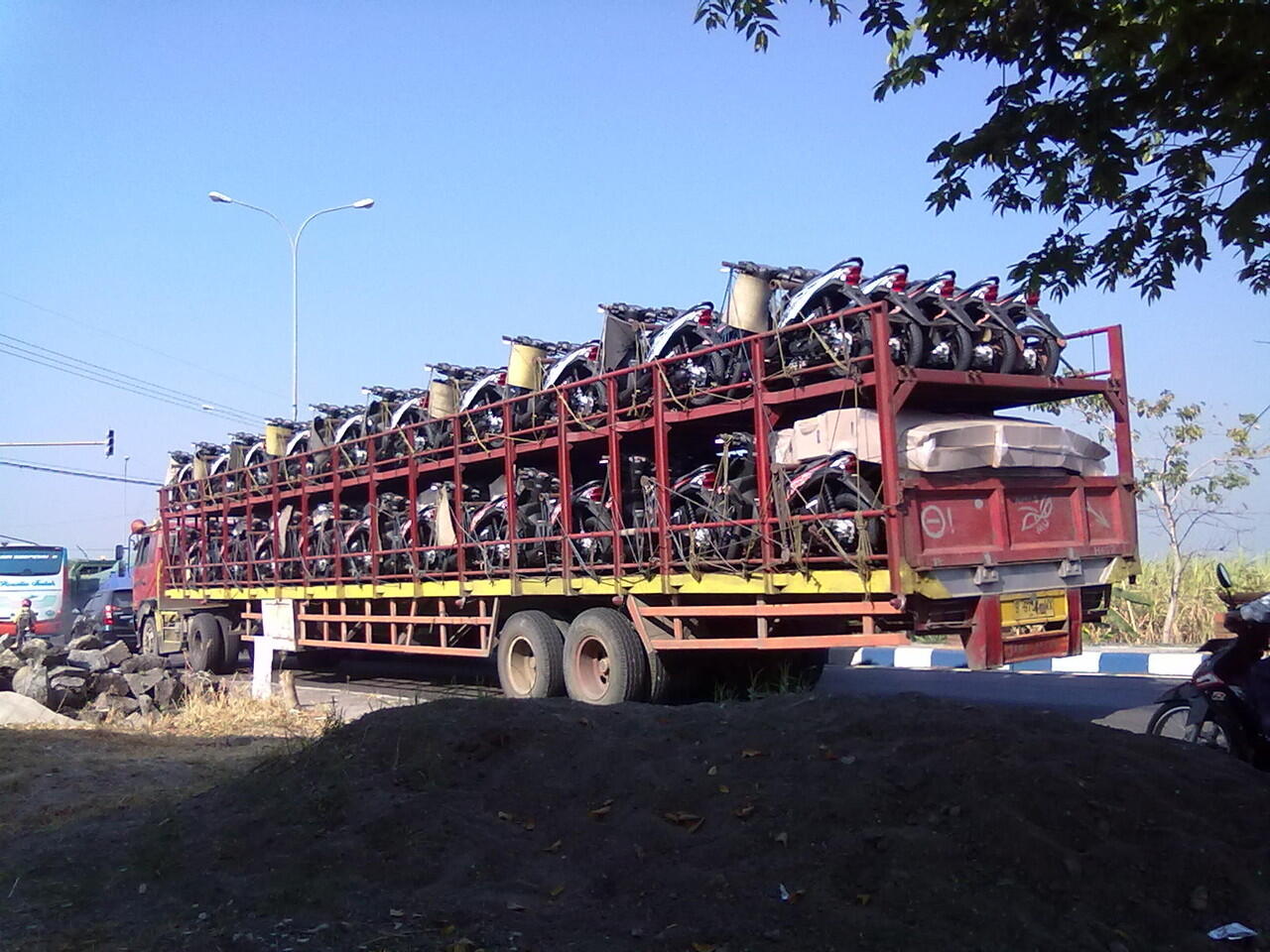 BER-EMPATI LAH PADA TRUCK DI JALAN