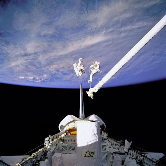 Mengintip Aktifitas Astronot di Luar Angkasa