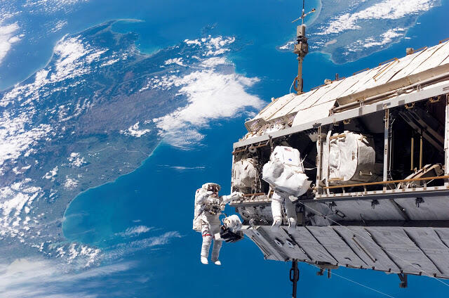 Mengintip Aktifitas Astronot di Luar Angkasa