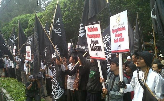 (kagak takut kopassus) Diiringi Salawat, Massa HTI Sambangi MNC Tower