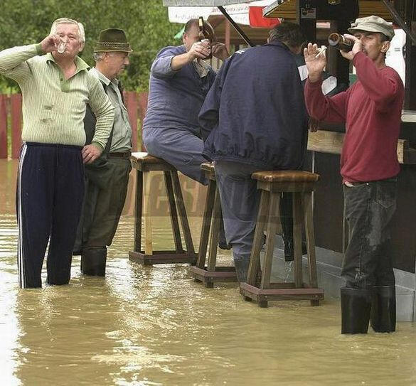 Foto Lucu Saat Banjir (Ngakak)