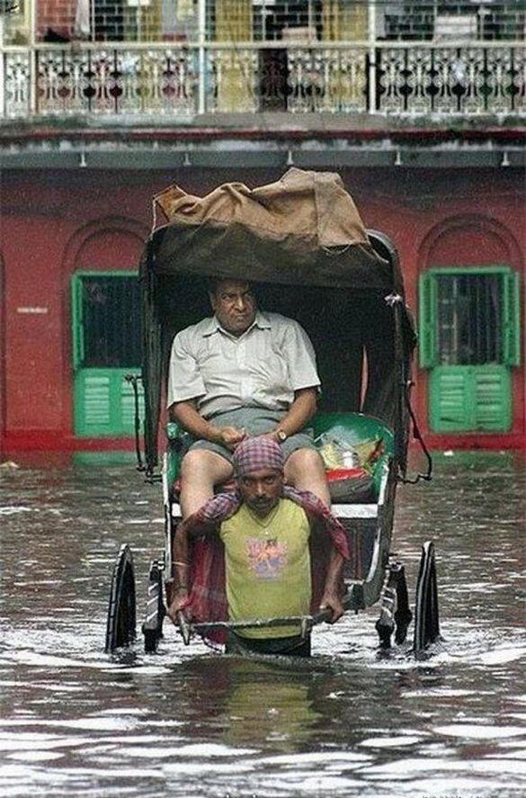 Foto Lucu Saat Banjir (Ngakak)