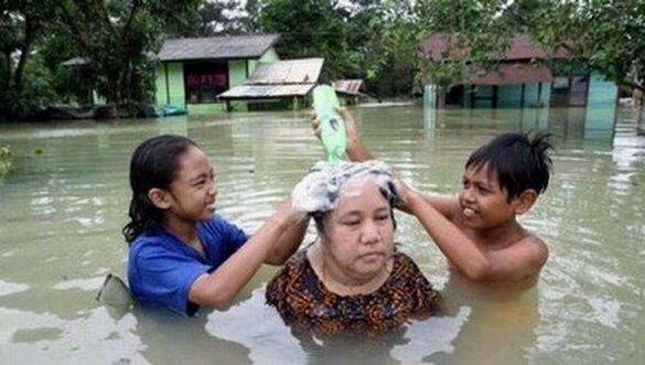 Foto Lucu Saat Banjir (Ngakak)