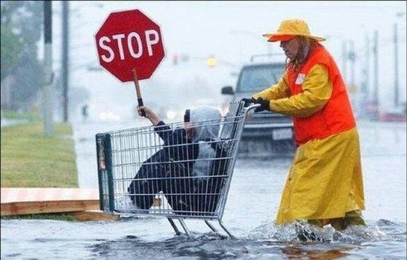 Foto Lucu Saat Banjir (Ngakak)