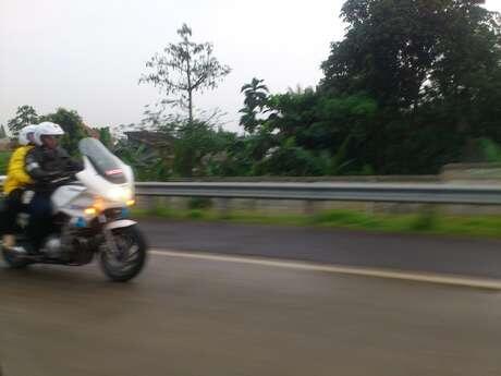 Motor Dishub yang Bonceng Perempuan ini Melenggang di Tol Cijago, Boleh?