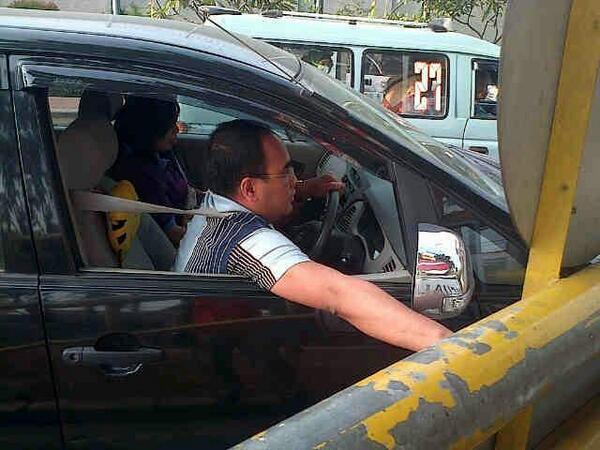 &#91;LAGI&#93; Pengendara Mobil Memaksa Masuk Ke Jalur Busway !!