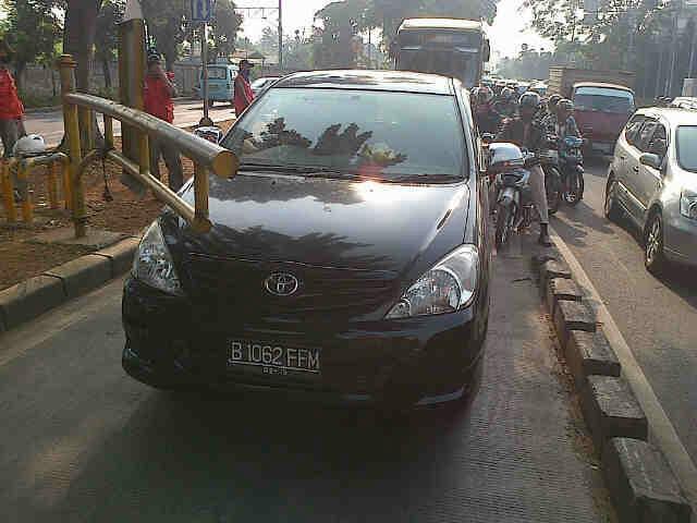 &#91;LAGI&#93; Pengendara Mobil Memaksa Masuk Ke Jalur Busway !!