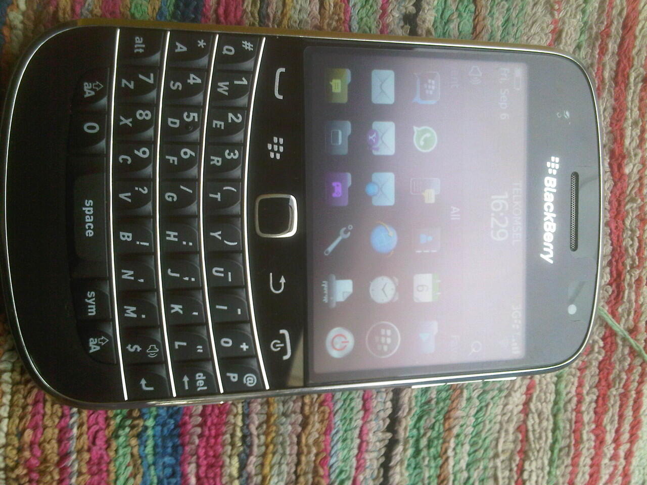 bb bold 9900 aka dakota hitam mulus murah