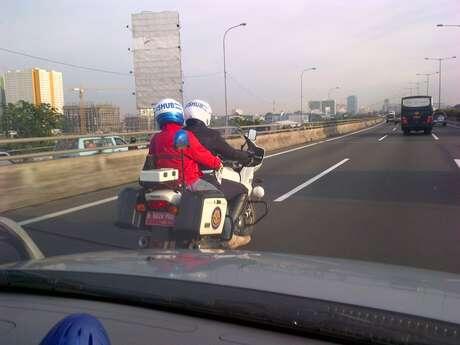 █ █ █ Memalukan, oknum Dishub masuk tol pakai motor !! █ █ █ 